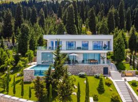 Horizon Villa Luxurious Lakefront Retreat by PikHost, hotel a Široka