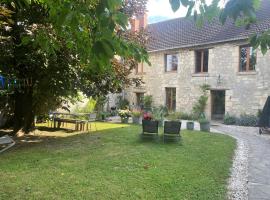 Maison de famille du 17ème siècle I Proche Senlis Chantilly Compiègne Paris, hotel v mestu Pontpoint