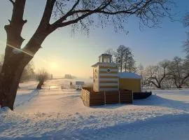 Mazurska Latarnia na prywatnej plaży tuż przy linii brzegowej