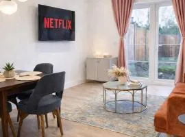 Spacious 2BR Designer Home in Newmarket , Private Grounds & Garden