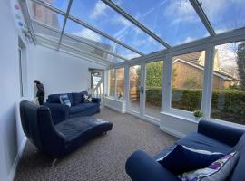 Bracknell Contemporary Stylish 3 bedroom in, hotel din Bracknell