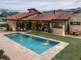 La Carrera, villa moderna con piscina privada en Mogro Cantabria, Hotel in Mogro