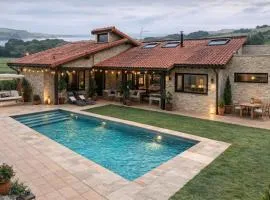 La Carrera, villa moderna con piscina privada en Mogro Cantabria