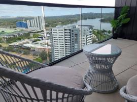 Stunning Belconnen apartment with panoramic views and pool gym access, hotel em Belconnen
