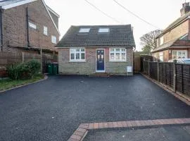 Woodfield Cottage Crawley 3 BR,Parking,Wifi,Garden, nearby Gatwick Airport, Contractor friendly, temporary relocations, business travellers, families