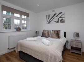 Woodfield Cottage Crawley 3 BR,Parking,Wifi,Garden, nearby Gatwick Airport, Contractor friendly, temporary relocations, business travellers, families، فندق في كراولي