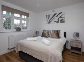 Woodfield Cottage Crawley 3 BR,Parking,Wifi,Garden, nearby Gatwick Airport, Contractor friendly, temporary relocations, business travellers, families