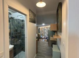 GRAND STUDIO 4PERSONNES, Pantin, Hotel in Pantin