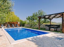 Apartment Ljubica with pool، فندق في Krneša