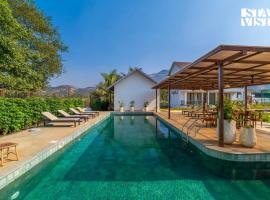 StayVista at Truntum with Jacuzzi, Pool, Lawn, hotel i Karjat