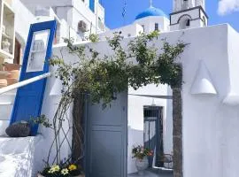 Imarkellis Santorini Cave House with yard