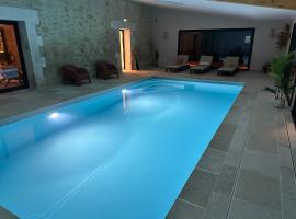 Domaine du lion rouge Piscine et Spa、Coucy-le-Château-Auffriqueのホテル