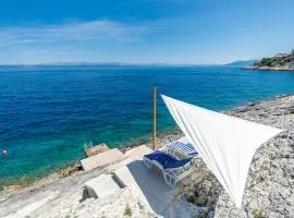 Seafront Holiday Home - Private Jacuzzi