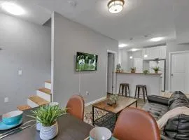Modern 2BR Yale Townhouse Near Downtown Columbus