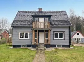 Stunning Home In Bredaryd With Wifi