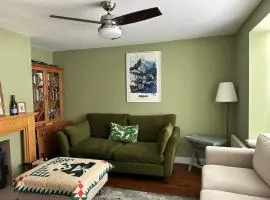 Cosy 2BR Home with Garden & Parking