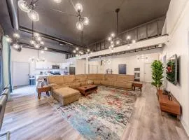 Luxury 5BR w/ King Bed & Pool Table Near Chinatown