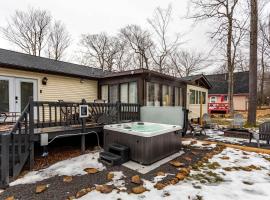 Summit Retreat Hot Tub Game Room Sauna, Hotel in Tobyhanna