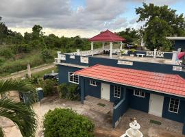 Paradise stay villa #2, מלון בBreadnut Hill