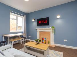 Spacious high street apartment, Sleeps 6, hotel i Bedworth