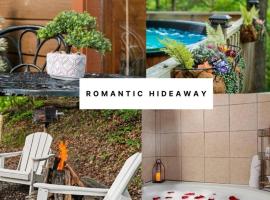 Romantic Hideaway- Pet Friendly, Hot Tub, Firepit, hotel a Slade