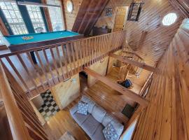 Mountain Rose- Hot Tub, Pool Table, Firepit، فندق في Stanton