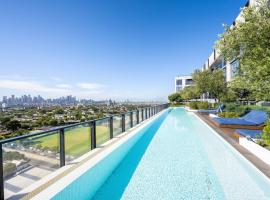 World Famous Racecourse Views with Pool Gym and Parking, Hotel in Melbourne