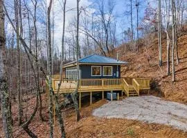 Primrose- Hot Tub, Firepit, Wraparound Deck, WiFi