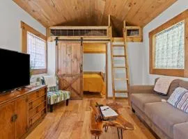 The Sit and Stay Cabin- Hot Tub, Firepit, WiFi