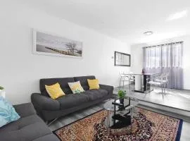 Modern 3BR Free parking Patio