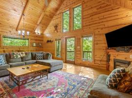 Beary Secluded- No Pet Fee, Hot Tub, Firepit, WiFi, hotel a Slade