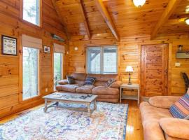 Hillside Loft Cabin- Hot Tub, WiFi, 20 mins from Natural Bridge, hotel in Campton