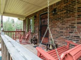 Carries Cottage- Hot Tub, Firepit, Covered Deck, hotel in Campton