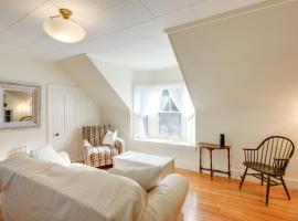 Walk to Downtown Saco from Cozy Coastal Apt, hotel u gradu 'Saco'