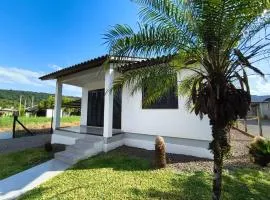 Casa térrea, cercada, na cidade do Cristo