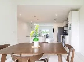 Stylish 3BR Apartment, 4 Beds, Great for Groups with Free Parking