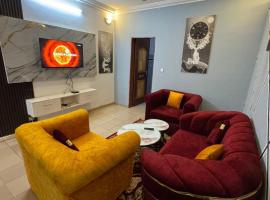 1 bedroom living room in Katre Yaar behind Bon Berger, Hotel in Ouagadougou