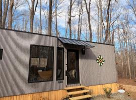 Riverside Studio - Trails, Views, Firepit, Hammock, Hotel in Elon