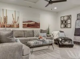 Stunning Home - Private Hot Tub, Heated Pool - Great Location