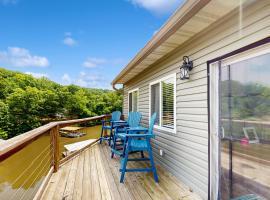 Fun on the Cove! Home with Dock and Foosball, Hotel in Barnumton