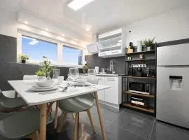 STN Kocherwald Suite - Ferienwohnung mit 4 Schlafzimmer, 8 Big Beds, Parkplatz & Balkon, Highspeed WLAN, Netflix Premium, Zentral zu Audi & Schwarz Gruppe