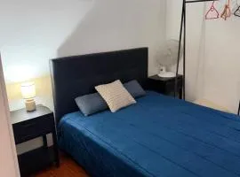 Um quarto em um apartamento