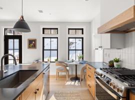 New & Modern Townhouse Close to Skiing, Brand New Hot Tub โรงแรมในสโตว์