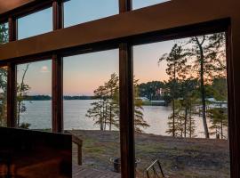 Newly Renovated, Cozy Mid-Lake Cabin Sleeps 10, Hotel in Many
