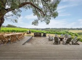 Bella's Block Vineyard Retreat with Tennis Court, Shoreham