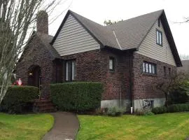 Clinker Cottage Garden Apartment - Free Breakfast!