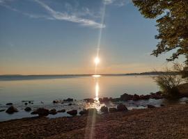 ChiemSeeNest - romantische Ferienwohnung am Chiemsee mit Sommer Seezugang, hotel em Chieming