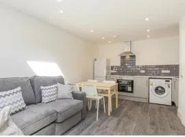 Spacious Three Bedroom City Centre Flat with Courtyard