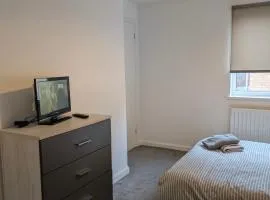 En-suite Double Rooms CORBY 1 Single with separate bathroom Short & Longer stays Shared fully equipped kitchen NN17 Off Shetland Way Near Rockingham