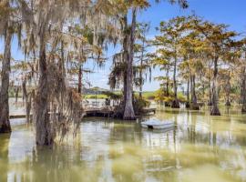 Bayou Oaks-Sleeps 12-Private Lake with Fish, hotel a Opelousas